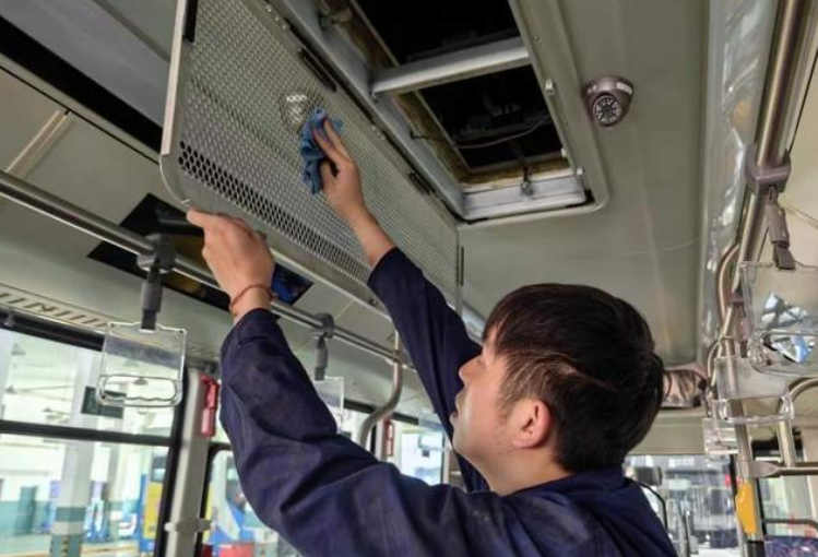铁路安全的守护者：详尽解析地铁风管清洗的重要性与方法